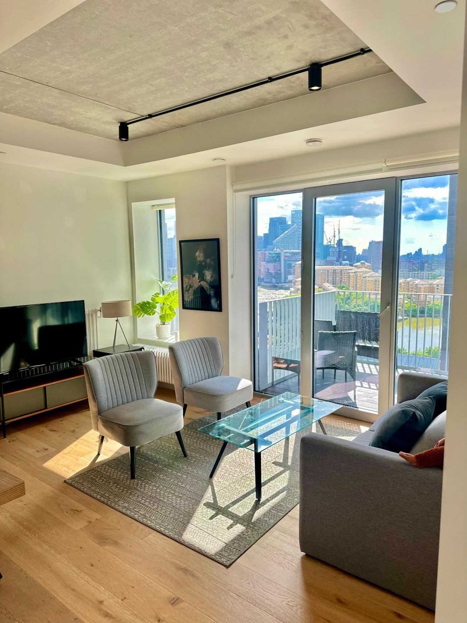Beautiful View To Canary Wharf , O2 Arena , Near By Excel 3-beds Appartement *