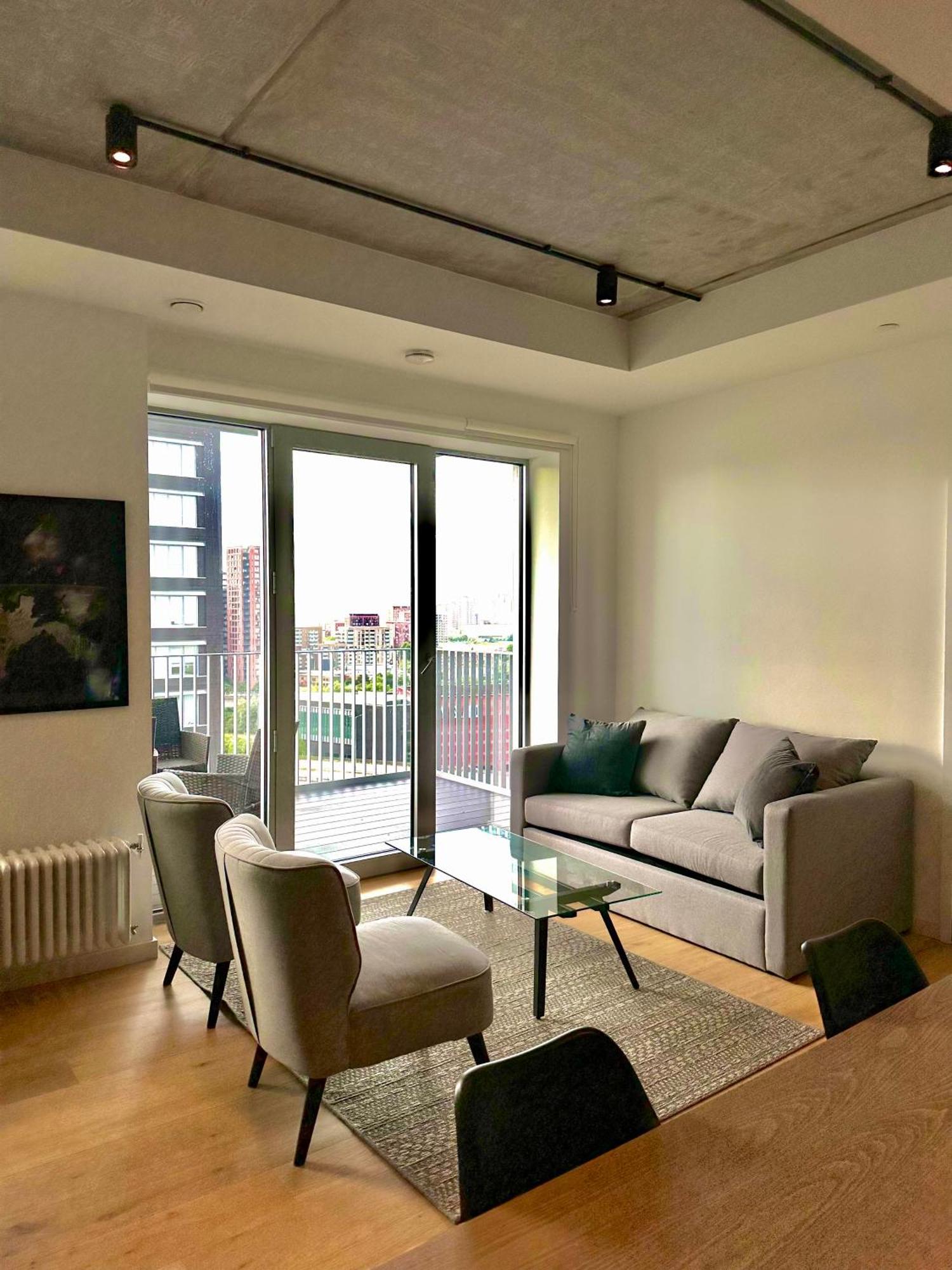 Beautiful View To Canary Wharf , O2 Arena , Near By Excel 3-beds Appartement Londres