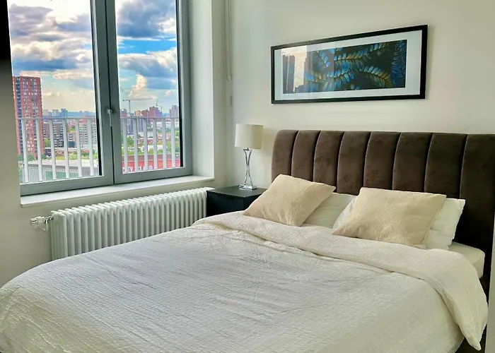Beautiful View To Canary Wharf , O2 Arena , Near By London Excel 3-Beds