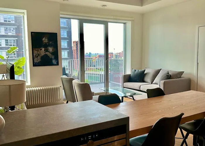 Beautiful View To Canary Wharf , O2 Arena , Near By London Excel 3-Beds